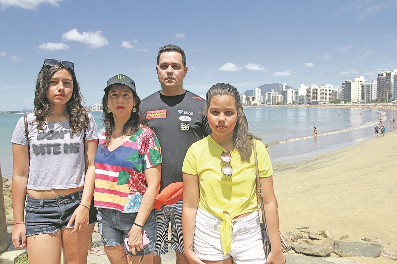 Vitor veio de Manaus com a mulher Elisângela e as filhas para curtir as praias do Estado e disse que gostaria de ver mais policiamento nos balneários (Foto: Dayana Souza)