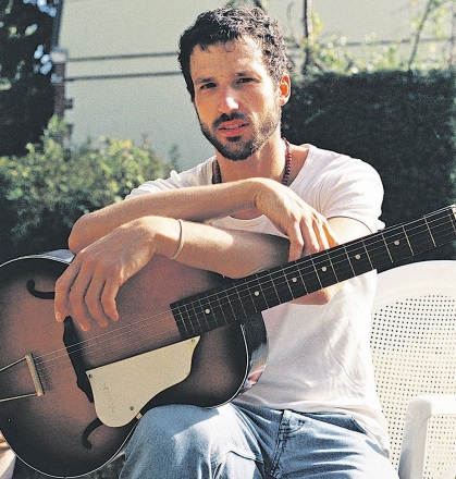 “Canto clássicos franceses, como 'La Javanaise', de Serge Gainsbourg, e adaptações da bossa nova”, diz Victor, que ainda tocará músicas de sua banda Marilou Airlines e a canção “Alicante” em seus shows (Foto: Divulgação Assessoria Victor Bessière)