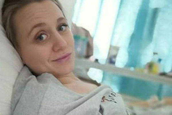 Bethan Simpson no hospital (Foto: Reprodução / Facebook)