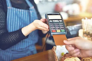 Imagem ilustrativa da imagem Governo reduz cartões corporativos para um sexto