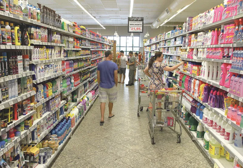 Compras em supermercado: número de lojas abertas diminuiu, segundo associação, devido à falta de movimento