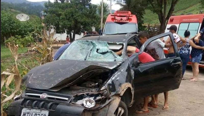 Veículo ficou danificado com o impacto do acidente (Foto: Kennedy Lenk / Divulgação)