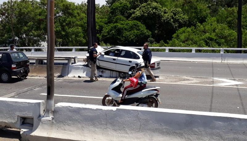 Um outro veículo colidiu contra um poste. Uma pessoa morreu no local (Foto: Patrícia Maciel / AT)