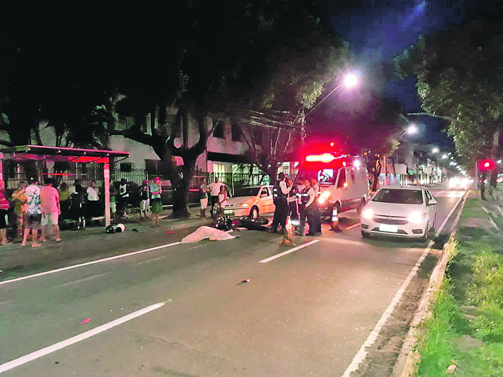 Adolescente estava na moto com o namorado. (Foto: Patricia Maciel)