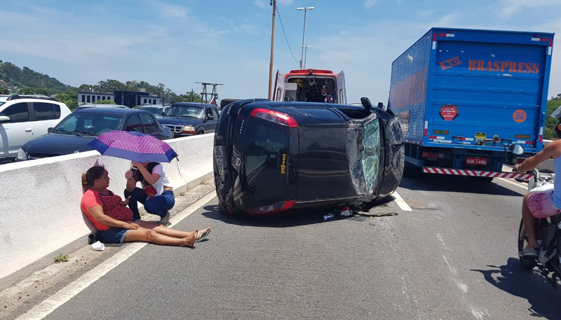 Veículo capotou na Segunda Ponte, na tarde desta quinta-feira (Foto: Divulgação / PRF)