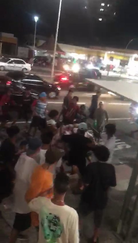 Vídeo mostra adolescentes brigando na Praia do Canto na noite de sábado (2). (Foto: Reprodução vídeo)