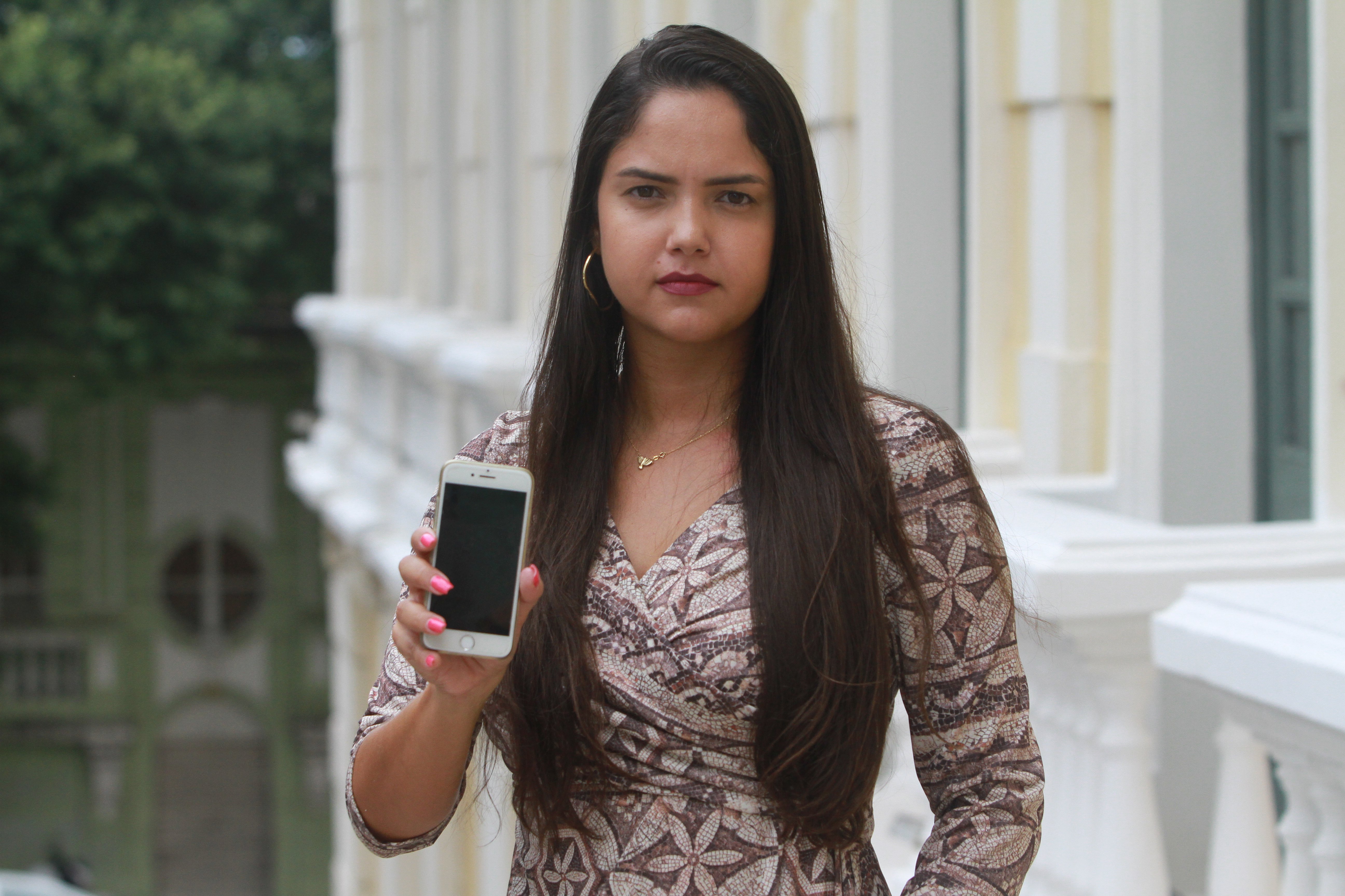 Para a advogada Larissa Guasti Grassi, os aplicativos de mensagens têm ajudado a aumentar os casos de traição. (Foto: Dayana Souza/AT)