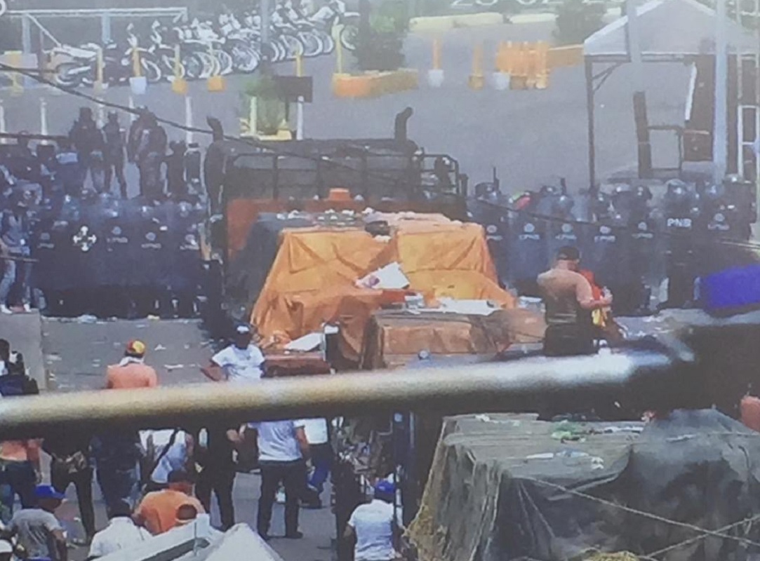 Guaidó publicou foto de comboio bloqueado na Venezuela (Foto: Reprodução / Twitter)