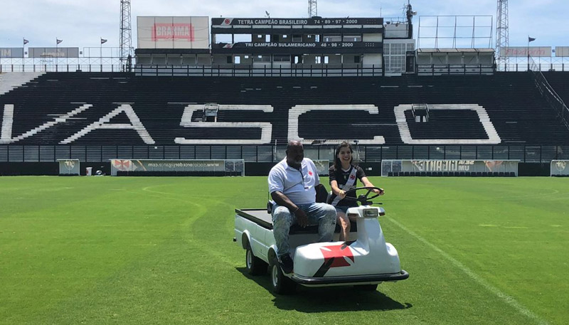 Amanda ainda andou no carrinho que transporta os jogadores machucados pelo campo (Foto: Divulgação)