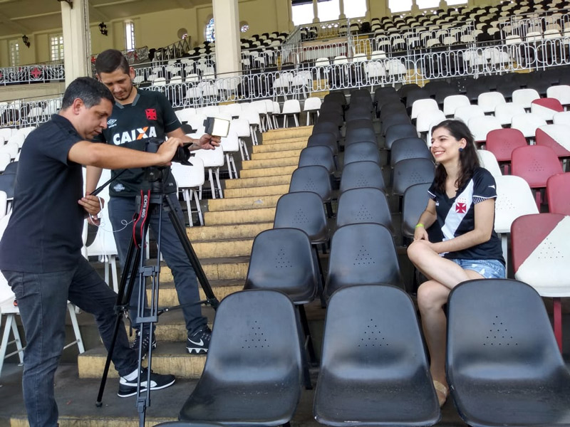 Amanda posou para fotos com o Marketing do clube (Foto: Divulgação)
