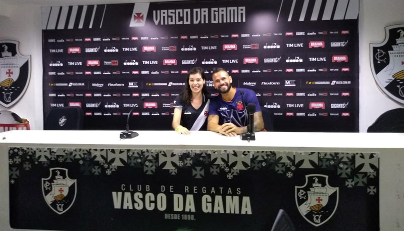 Amanda na sala de imprensa do Vasco (Foto: Divulgação)