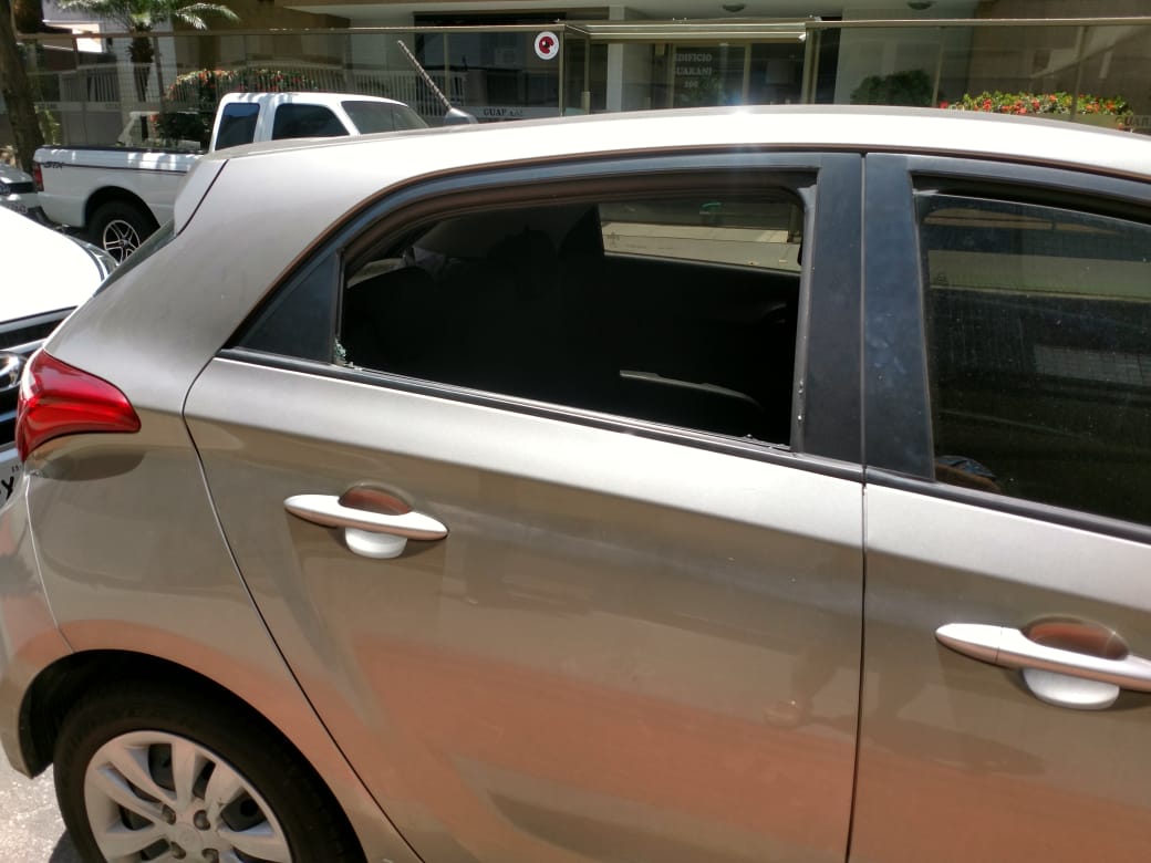 Carro da vítima teve janela quebrada (Foto: Divulgação)