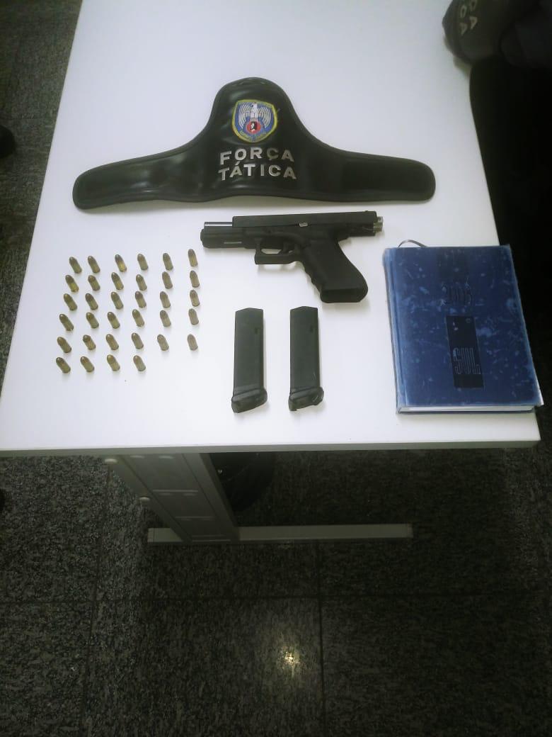 Munições, carregadores, pistola e caderneta apreendidos (Foto: Divulgação/ PMES)