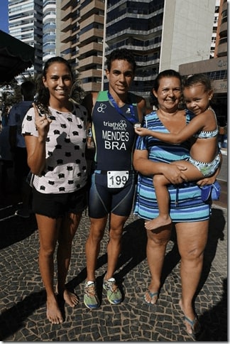 Arlan Mendes, campeão capixaba, com a namorada e a família (Foto: Fábio Nunes/AT)