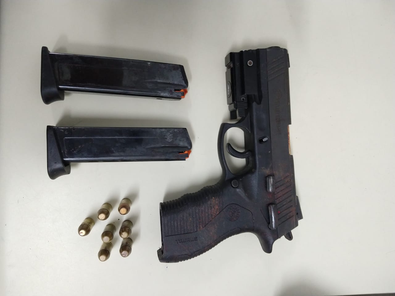 Arma e carregadores que estavam com Playboy (Foto: Divulgação / PMES)