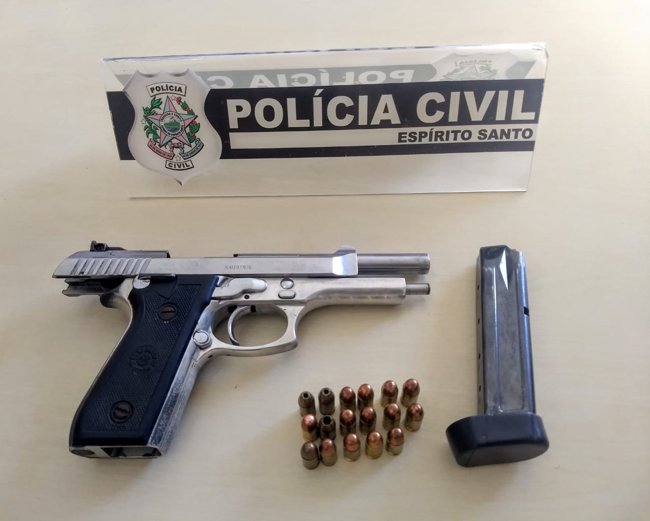 Armamento encontrado com o suspeito (Foto: Divulgação/PCES)
