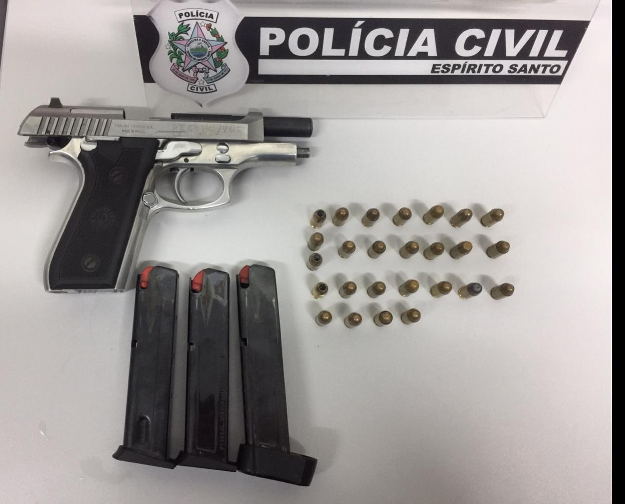Armamento encontrado com o criminoso (Foto: Divulgação/PCES)