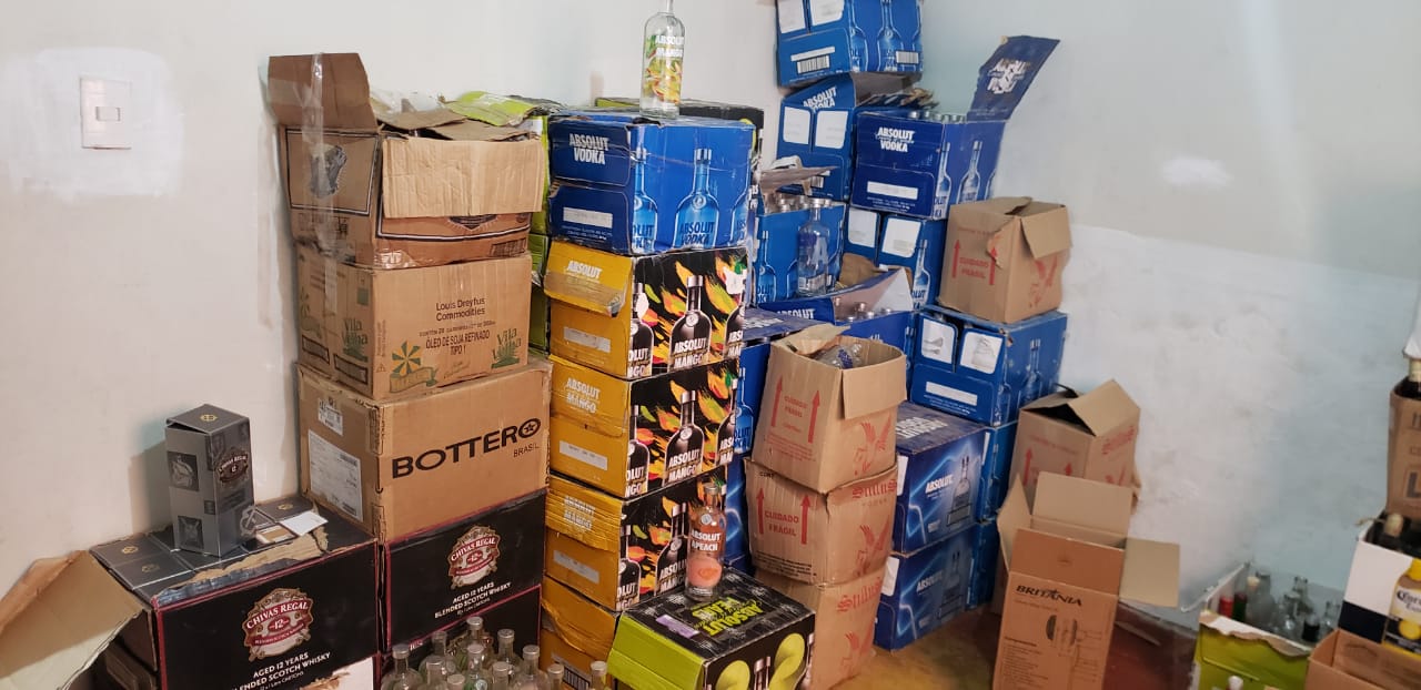 Polícia fecha laboratório de bebidas falsificadas em Feu Rosa, na Serra. (Foto: Divulgação PC)