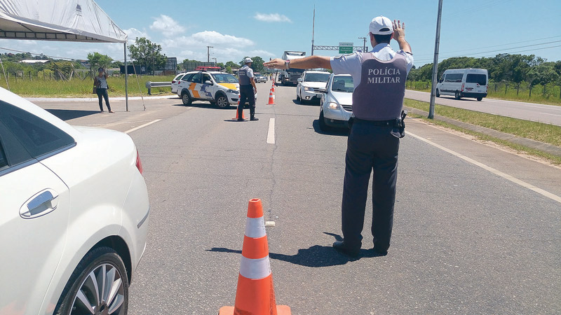 Policiais em blitz: cinco mortes registradas no feriado (Foto: Arquivo A Tribuna)