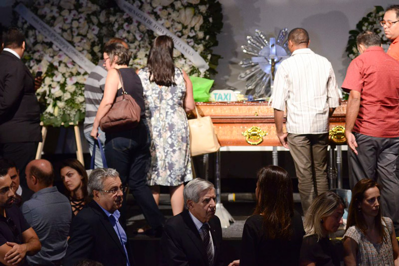 Parentes, amigos e autoridades foram prestar as últimas homenagens a Ricardo Boechat (Foto: Rovena Rosa/Agência Brasil)