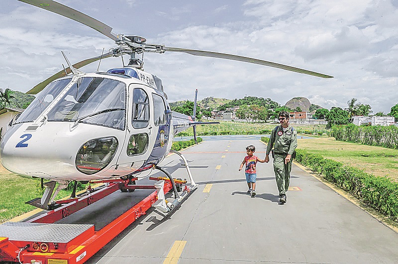 Sandro Dal Bem, subtentente da Polícia Militar com o filho Samuel, de 5 anos (Foto: Hélio Filho/Secom)