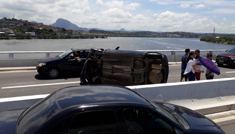 Um dos veículos capotou no sentido Vitória x Vila Velha (Foto: Patrícia Maciel / AT)