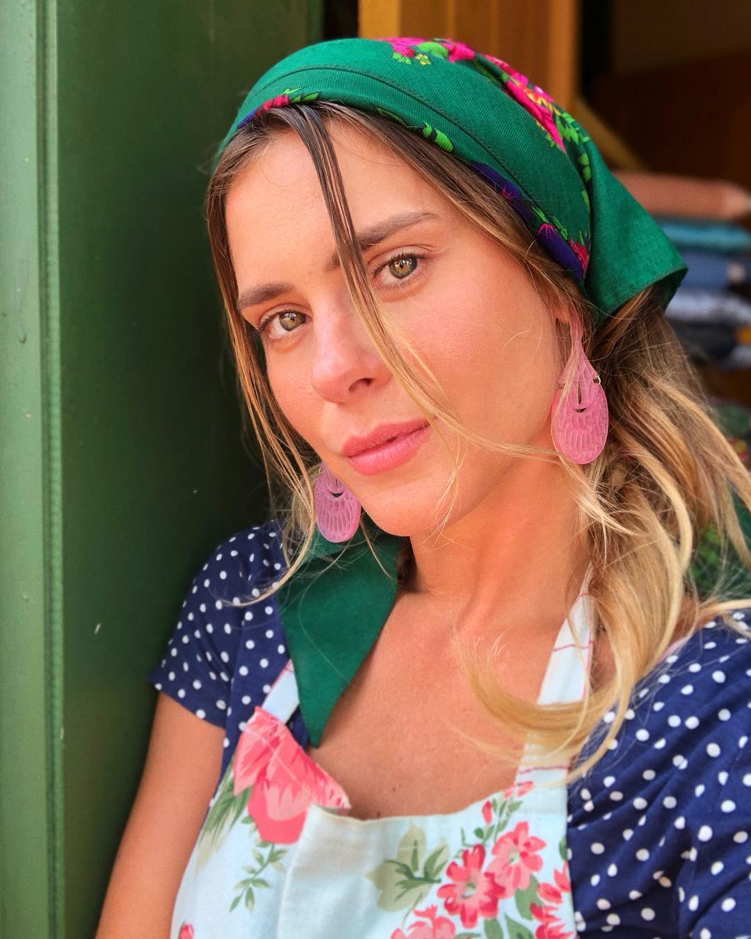 "É só o ângulo mesmo", escreveu a atriz (Foto: Reprodução/ Instagram @loracarola)