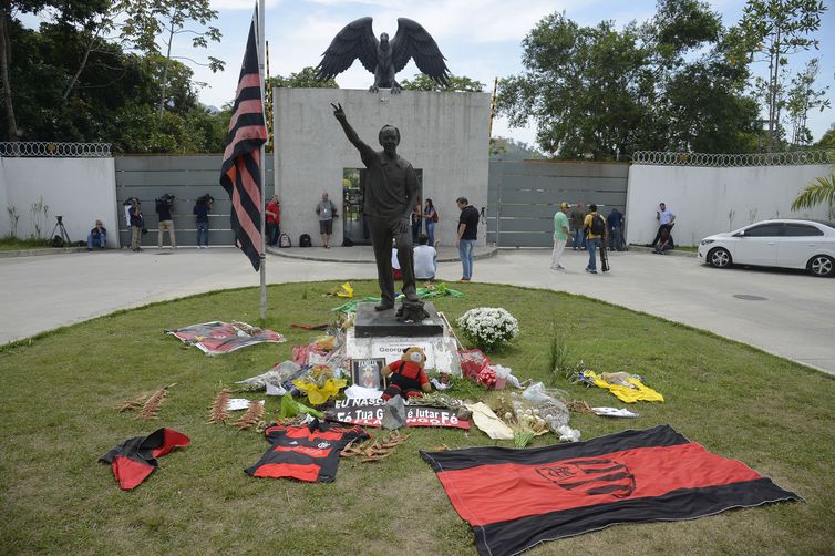 Fãs prestam homenagem aos jogadores vítimas da tragédia no Centro de Treinamento do Flamengo, o Ninho do Urubu (Foto: Tomaz Silva/ Agência Brasil)
