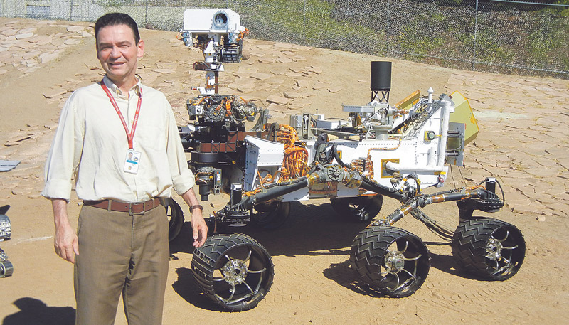 Gontijo ajudou a construir transmissores e receptores do radar usado na descida do robô Curiosity em Marte (Foto: Acervo pessoal)