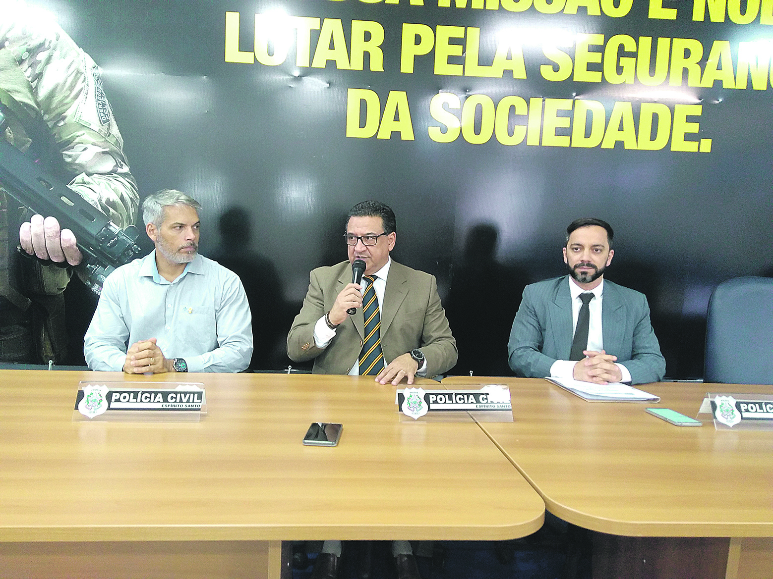 O presidente do CRF-ES, Luiz Carlos Cavalcante, o delegado-geral Arruda e o delegado Pedroto. (Foto: Patricia Maciel)