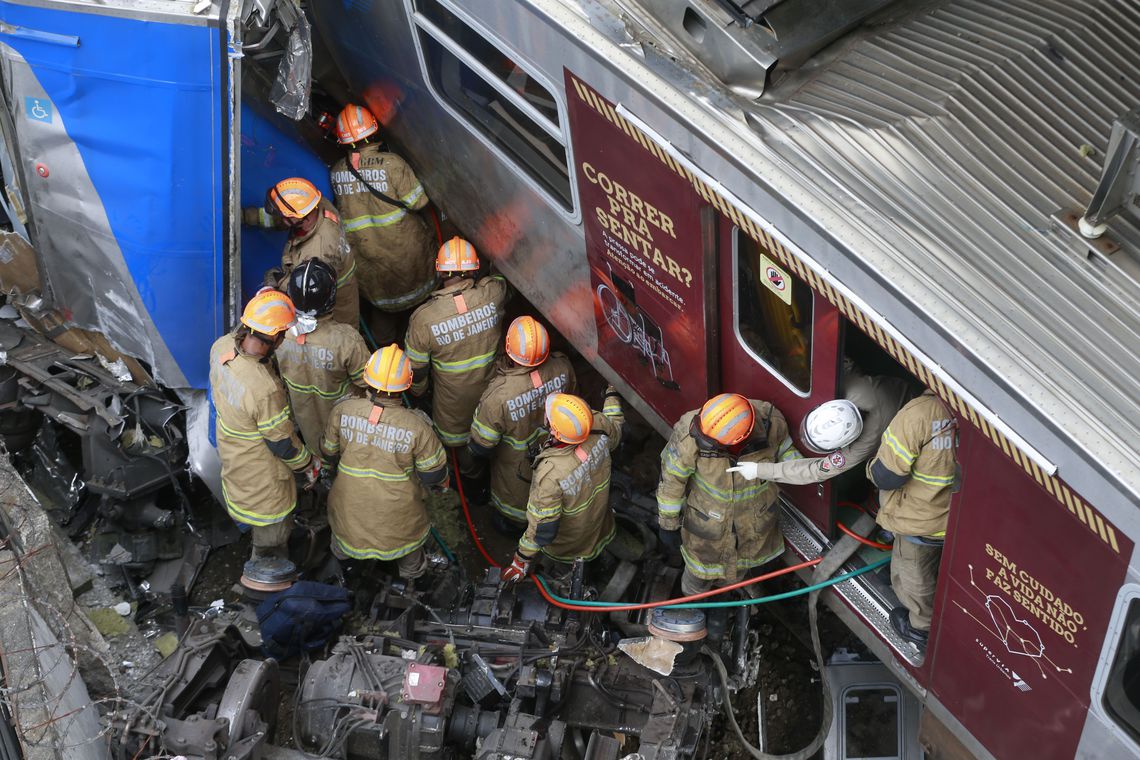 Bombeiros resgataram o maquinista após mais de sete horas preso (Foto: Tânia Rego/Agência Brasil)