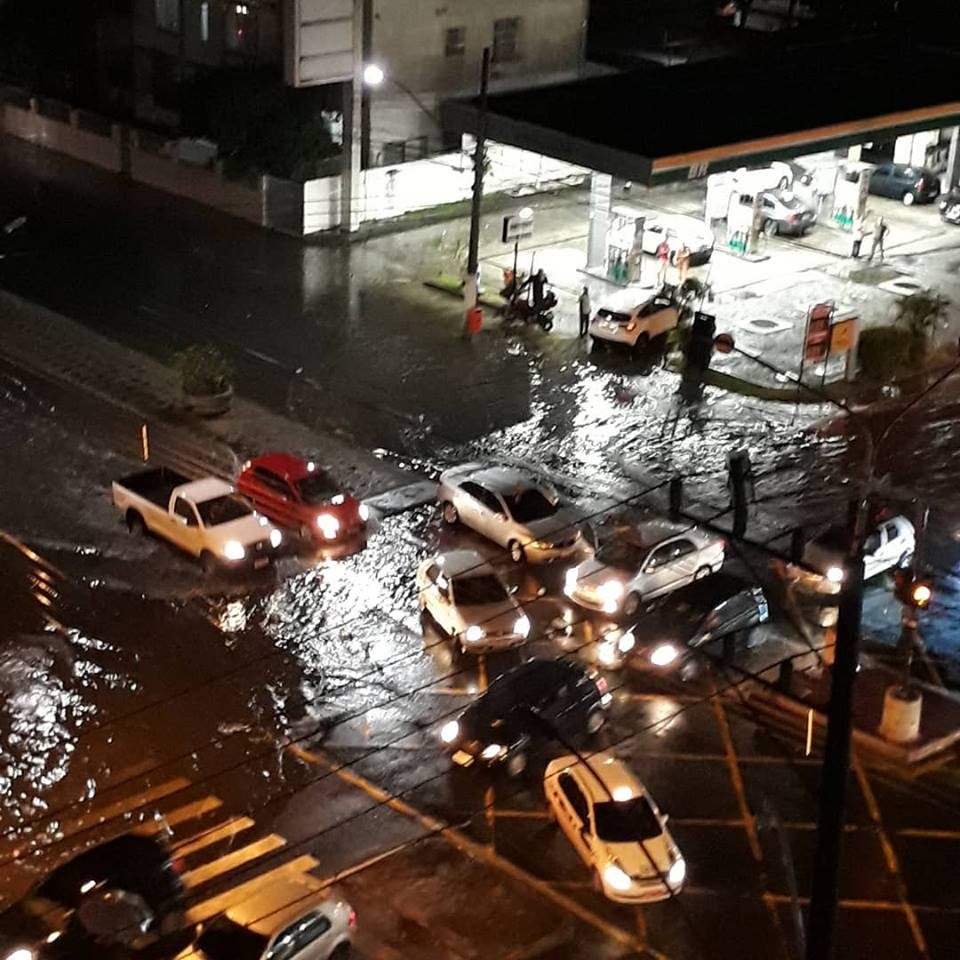 A jornalista Andressa Moreno flagrou uma confusão no trânsito, no cruzamento da Av. César Hilal, com a Leitão da SIlva (Foto: Andressa Moreno)