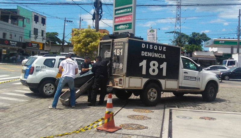 Corpo foi removido por volta das 14 horas, pela Polícia Civil (Foto: Taís de Hollanda / Jornal A Tribuna)