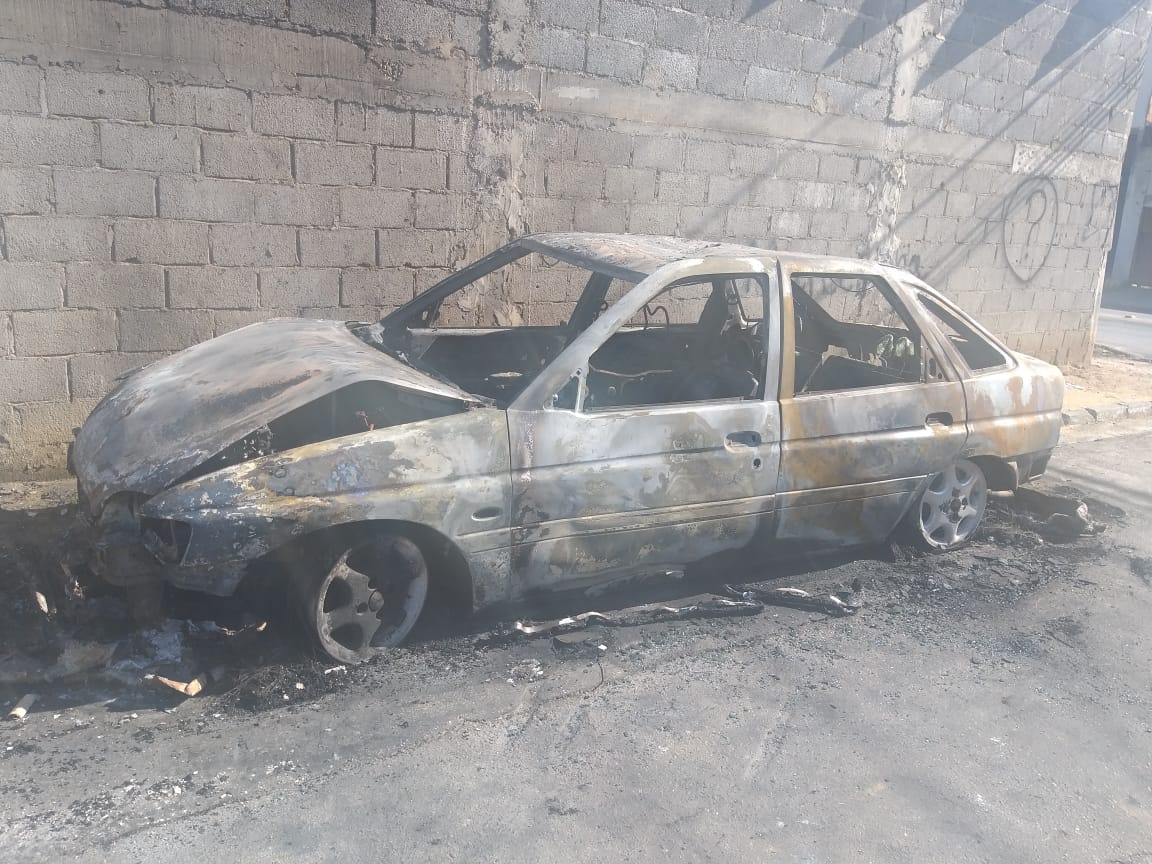Ford Escort ficou destruído (Foto: Simony Giuberti)