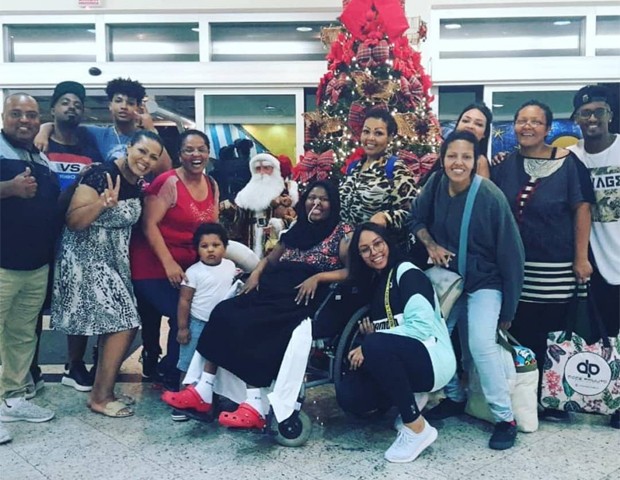 Deise Cipriano em uma cadeira de rodas, com a família em volta (Foto: Reprodução/Instagram)