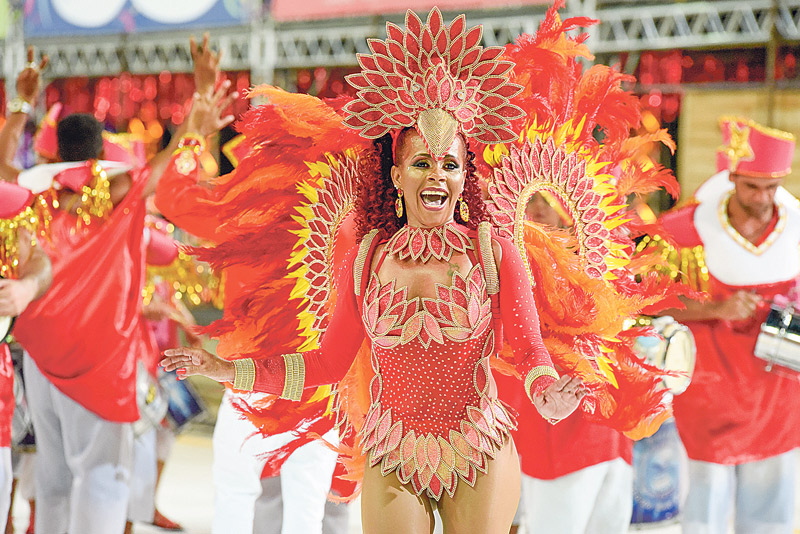 A Rainha de bateria Marinan Santos desfila vestida de Fênix, o pássaro de fogo que ressurge das cinzas (Foto: Beto Morais/AT)