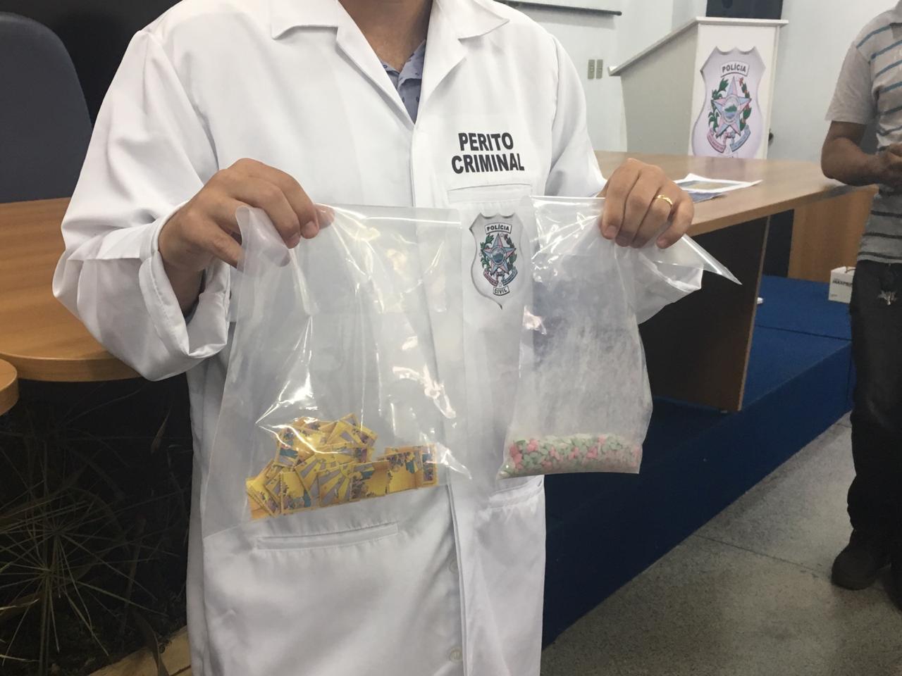 Perito mostra drogas sintéticas apreendidas (Foto: Ana Luiza Velasco)