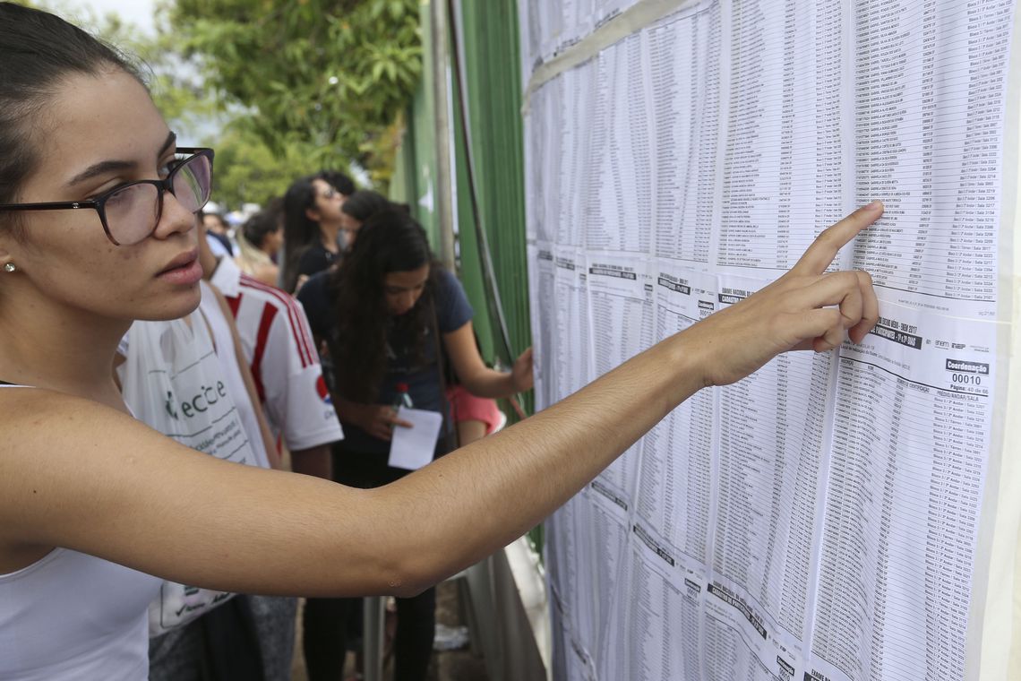 A taxa de inscrição para o Enem é de R$ 85. Quem não tem isenção deve fazer o pagamento, até o dia 23 de maio, em agências bancárias, casas lotéricas e Correios (Foto: Valter Campanato/ Agência Brasil)