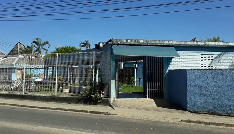 Confusão aconteceu dentro da Escola Polivalente, no bairro Araçá, em Linhares (Foto: Wilton Júnior / AT)