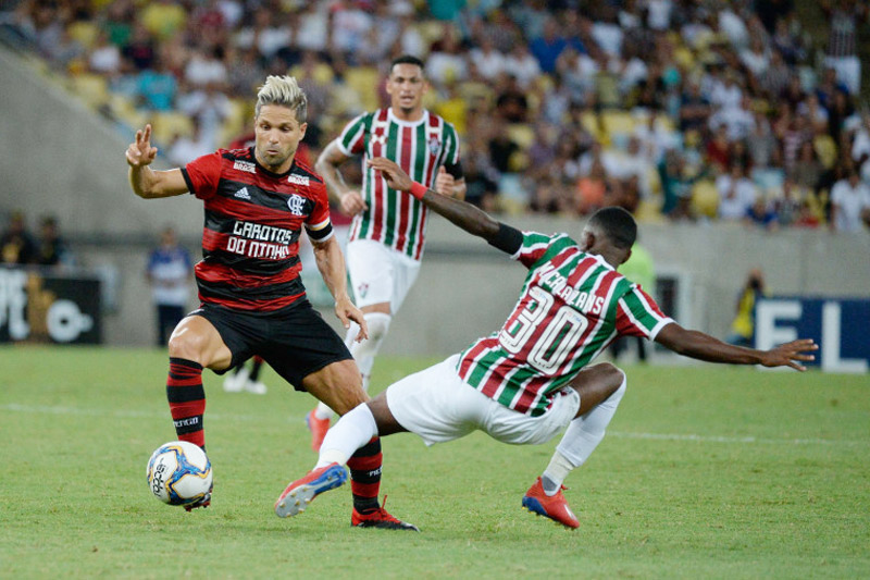 Diego tenta se livrar da marcação de Calazans, no Fluminense (Foto: Alexandre Vidal / Flamengo)