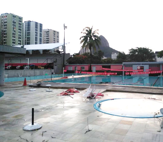 Estrutura da piscina foi danificada pelo mau tempo (Foto: Comunicação / Flamengo)
