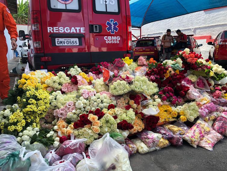 Muitas pessoas levaram flores para homenagear as vítimas da tragédia em Brumadinho (Foto: Ana Graziela Aguiar/ TV Brasil)
