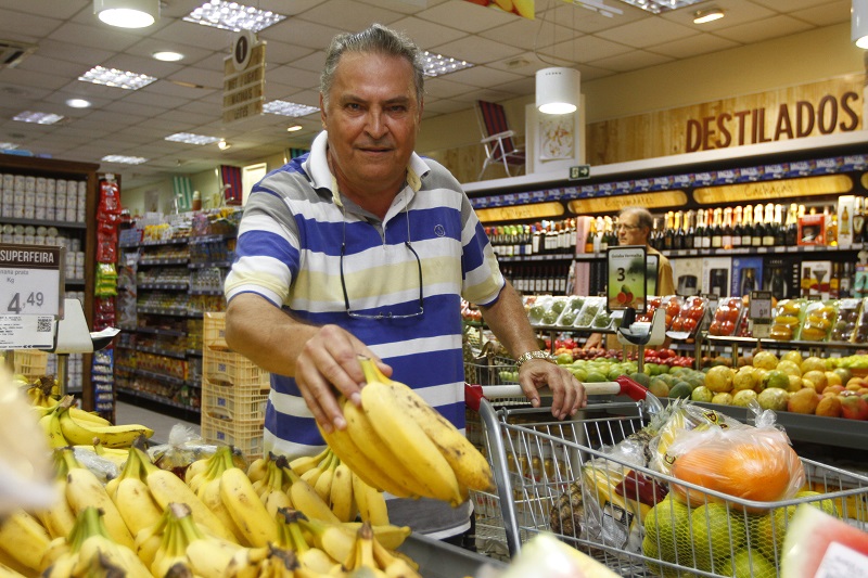 Carlos Alberto, morador de Jardim da Penha, enche o carrinho: “Meu filho está desempregado. Vou ajudá-lo” (Foto: Thiago Coutinho/ AT/ 20/02/19)