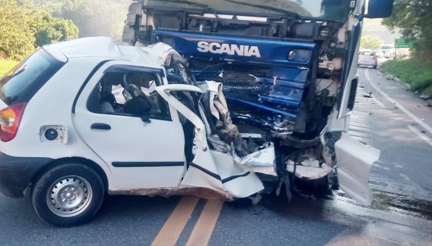 Acidente interdita as duas faixas da BR-101 (Foto: Divulgação / PRF)