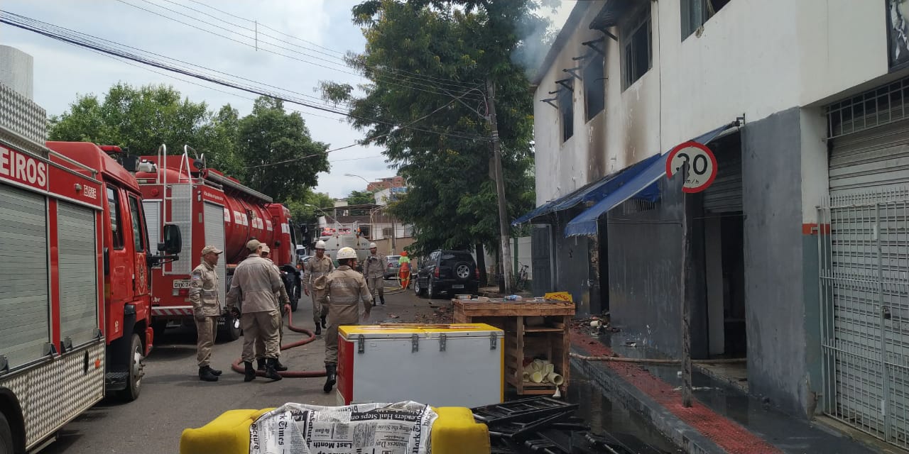 Fogo se alastrou rápido, segundo um cliente que estava no local (Foto: Thayná Dias)