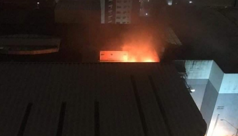 Morador registrou o fogo dentro do Shopping Praia da Costa (Foto: Compartilhada via WhatsApp)