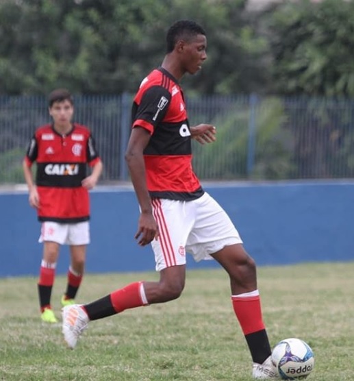 Sobrevivente do incêndio no Ninho do Urubu poderá seguir sonho de ser jogador profissional. (Foto: Reprodução Instagram)