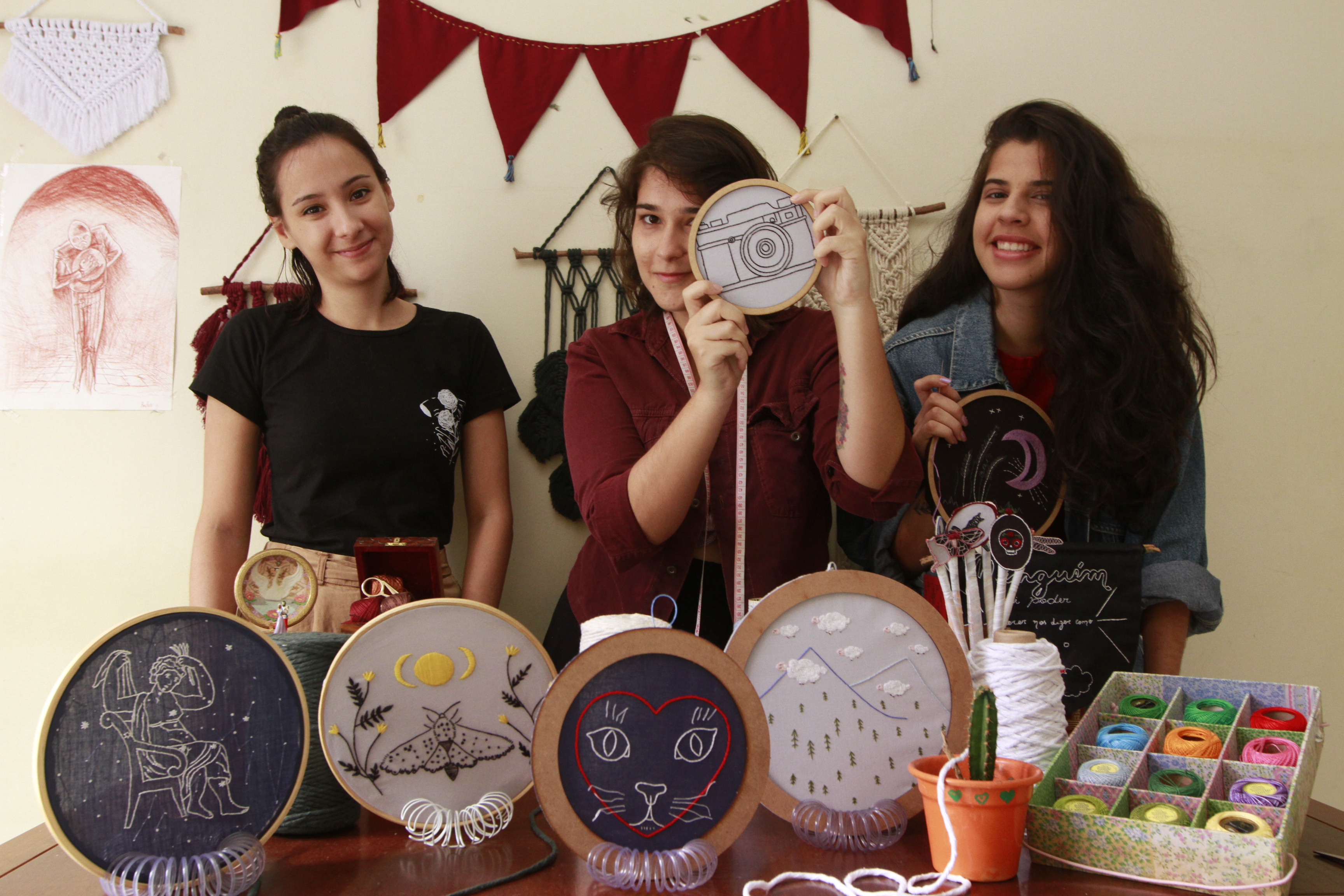 (RENATA , Raísa e Laís bordam juntas em um ateliê que montaram em casa e vendem as peças on-line - Foto: Kadidja Fernandes/AT)