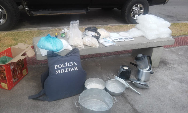 Os pinos de cocaína e os equipamentos para o refino da droga foram apreendidos em Viana (Foto: Leone Oliveira / Jornal A Tribuna)