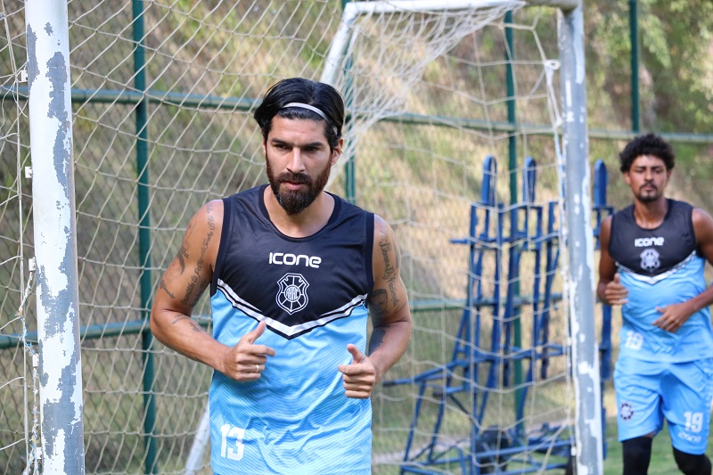 Loco Abreu defendeu o 28º clube na carreira e ainda não pensa em pendurar as chuteiras (Foto: Daniel Pasti/ Rio Branco)